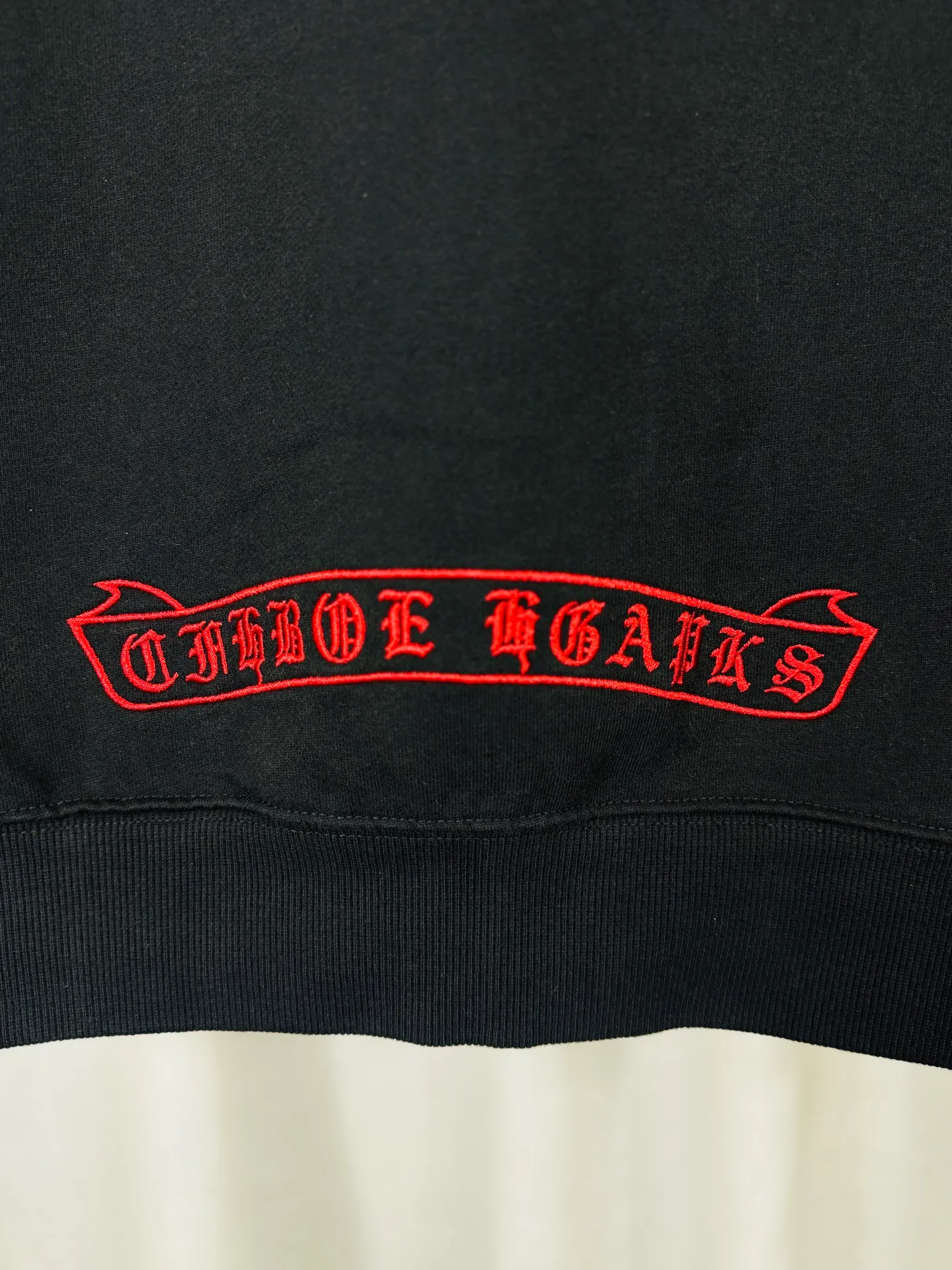 P340 top version, real shot without P, ​​different from market currency) 𝗖𝗵𝗿𝗼𝗺𝗲 𝗛𝗲𝗮𝗿𝘁𝘀/Cro Heart 2025 washed and burned flower patch embroidered autumn and winter new original single counter American patchwork 3D three-dimensional patch couple casual cardigan sweatshirt 👑The highest version! Customized fabric 480g tripe terry fabric! American acid-washed and distressed original fabric, laser burning + patch embroidery, exquisite embroidery of letters! The best-selling model in the counter, very comfortable to wear. Accessories: original molded and authenticated collar label➕100% silk wash label. Genuine purchase-grade original hangtag➕matching hanging rope➕3D hanging beads➕original packaging bag. Craftsmanship: The original version has consistent wiring! The highest version of the armhole matching technique! Color: Black Apricot Size: S M L XL Style Number: 25-318